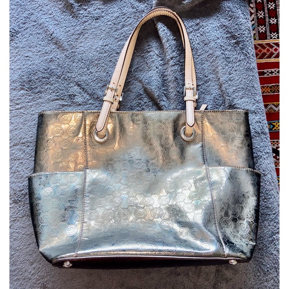 Michael Michael Kors Monogrammed Shiny Gold Medium-sized Shoulder Bag - Picture 2 of 11